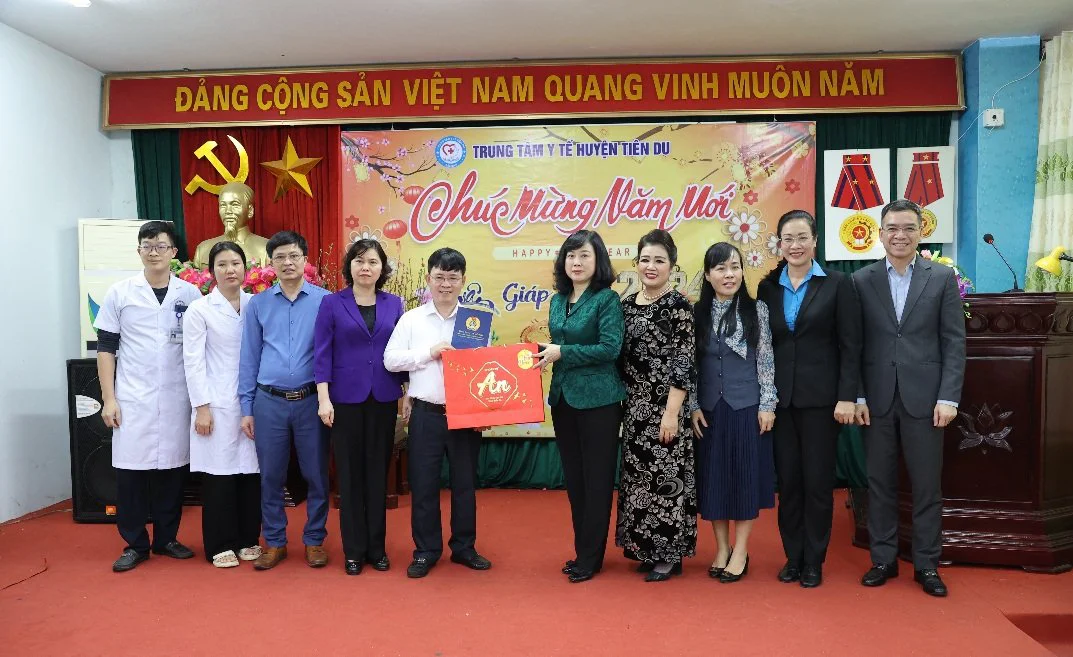 Bộ trưởng Bộ Y tế thăm và tặng quà TTYT huyện Tiên Du